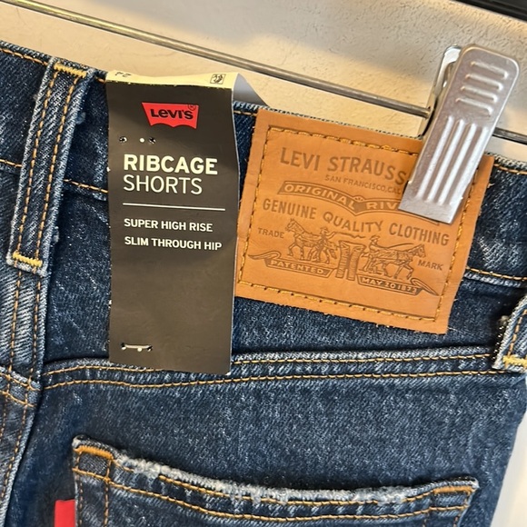 Levi’s Ribcage Shorts Dark Wash Distressed - Picture 7 of 8